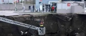 خطير! انهيار أرضي لموقف السيارات بمستشفى نابولي وإجلاء جميع مرضى كوفيد 19 منه