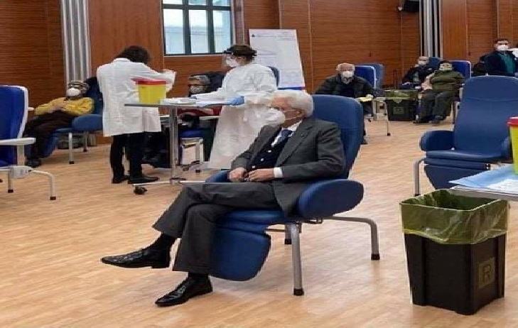 رئيس جمهورية ايطاليا سيرجو ماتّاريلا يتلقى الجرعة الأولى من لقاح كورونا
