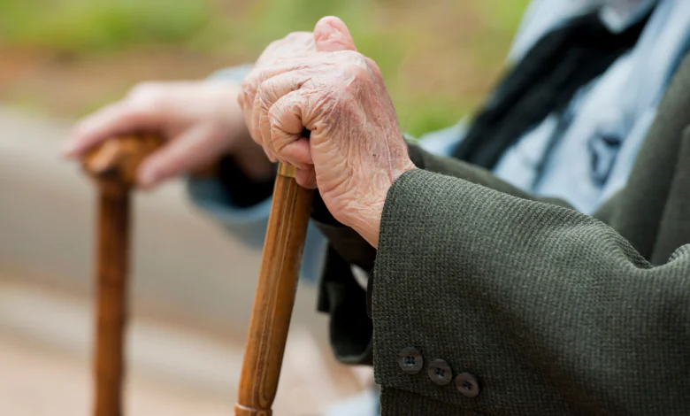 دعم مالي لكبار السن لسنة 2026 بقيمة 850 يورو شهريا